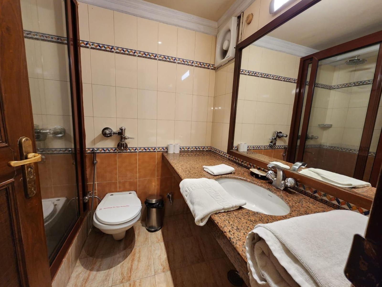 Palace On Ganges - Heritage Hotel Varanasi Ngoại thất bức ảnh