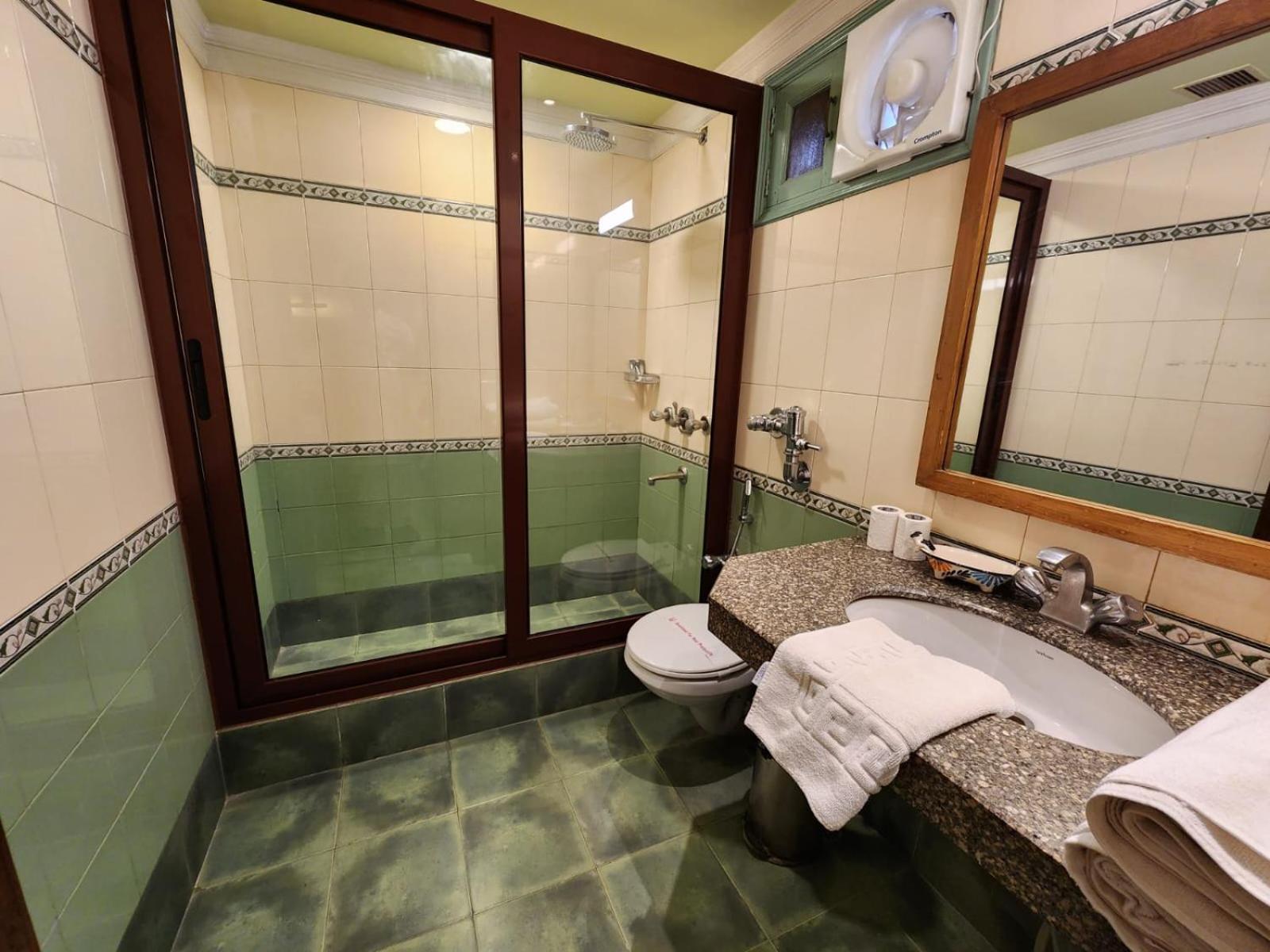 Palace On Ganges - Heritage Hotel Varanasi Ngoại thất bức ảnh