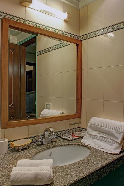 Palace On Ganges - Heritage Hotel Varanasi Ngoại thất bức ảnh